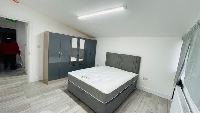 Big sized rooms available in Wembley Main Photo