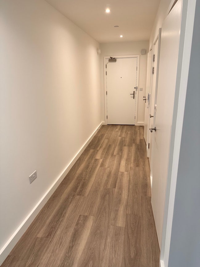 Spacious Room in Park Royal Flat near tube station Main Photo