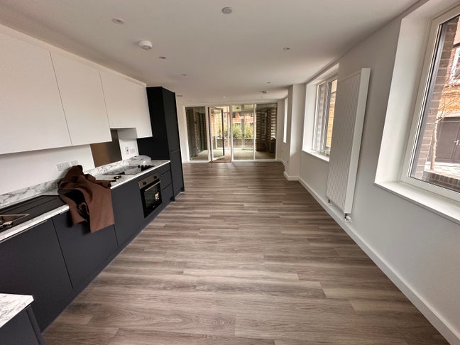 Spacious Room in Park Royal Flat near tube station Main Photo