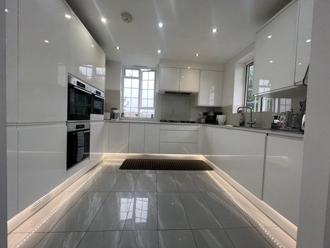 Room available immediately  Main Photo