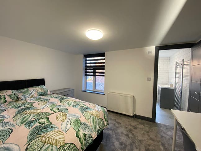 Double Ensuite with own bath all bills Inc £800p/m Main Photo