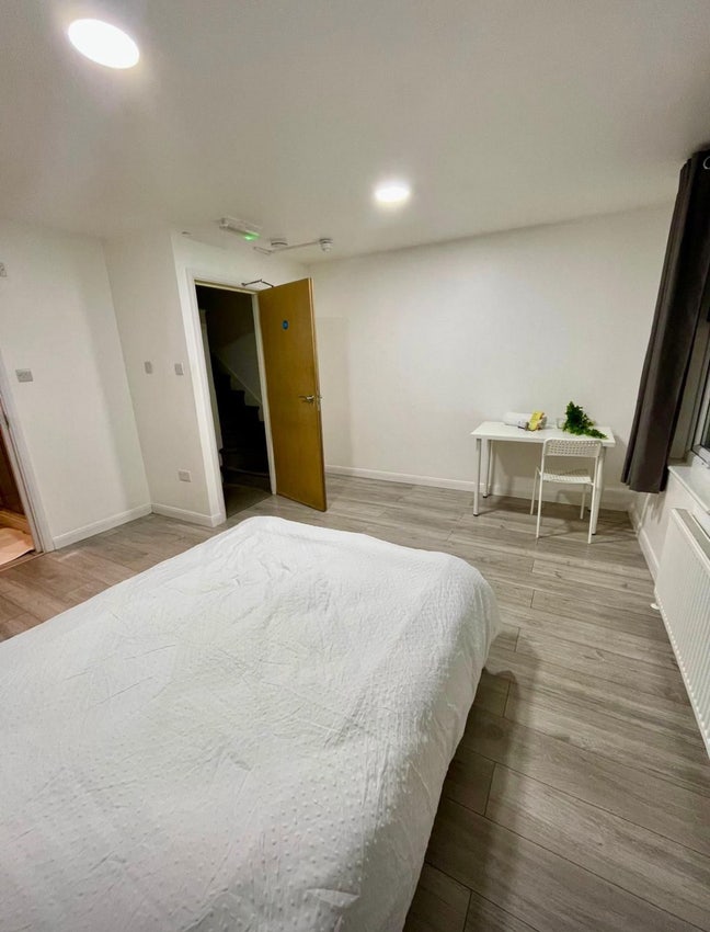 🚆 8 Mins to Station 💨 • N9 8RG • Ensuite Room Main Photo