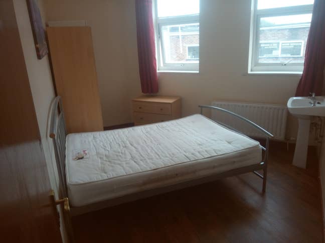 ST4/Stoke. Double Bedroom Main Photo