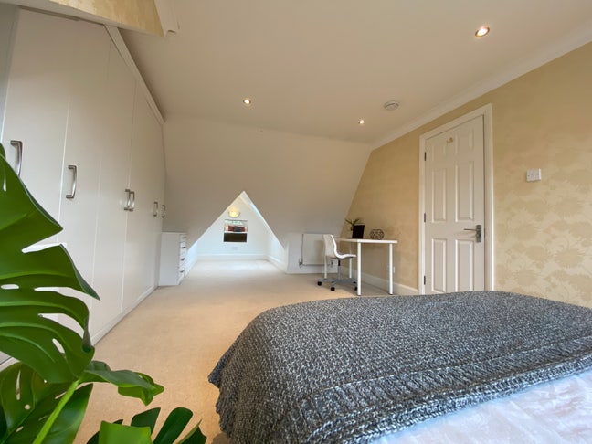 30 secs from Solihull Station  Main Photo