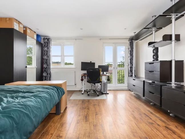 Large double room in modern 2-bed Flat Main Photo