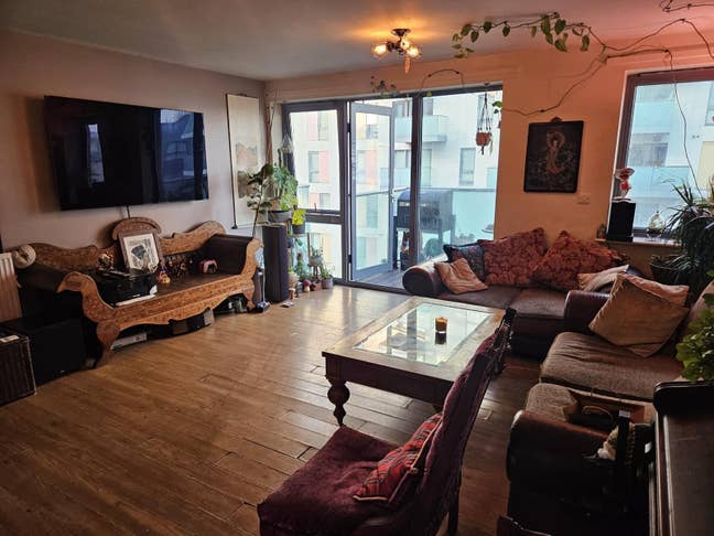 Small double room in quirky flat Main Photo