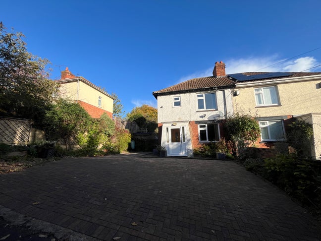 3 Double rooms in freshly decorated house Main Photo