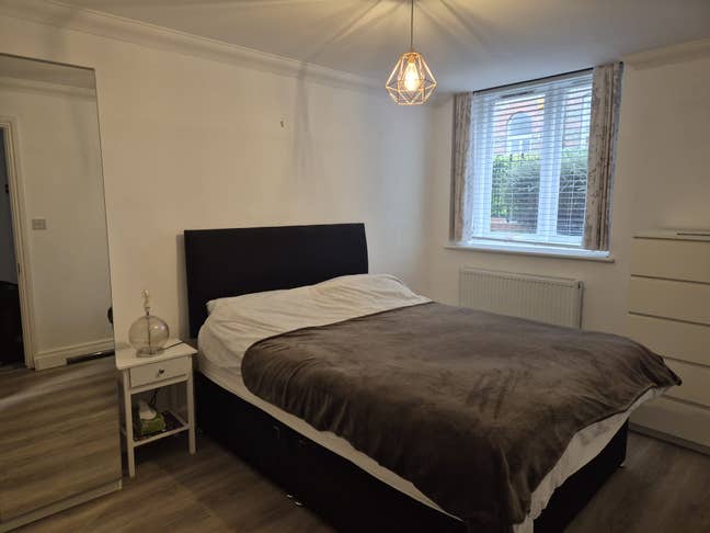 En suite bedroom available in a two bedroom house Main Photo