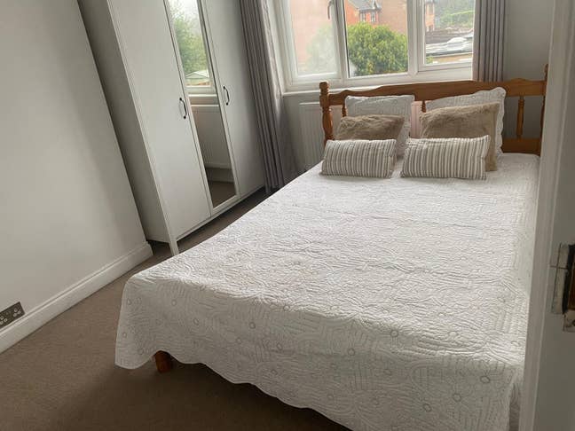 Large double bedroom with space, comfort & warmth. Main Photo