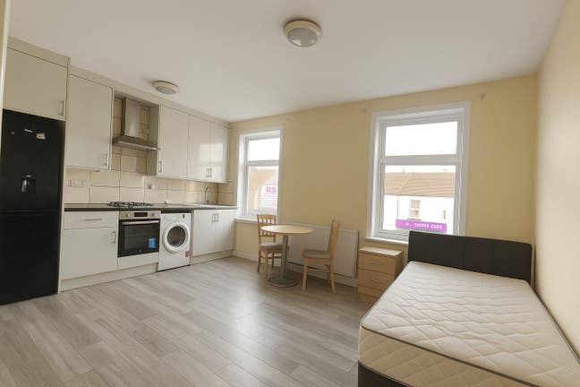 Studio/bedroom 1 minute from Hounslow East Station Main Photo