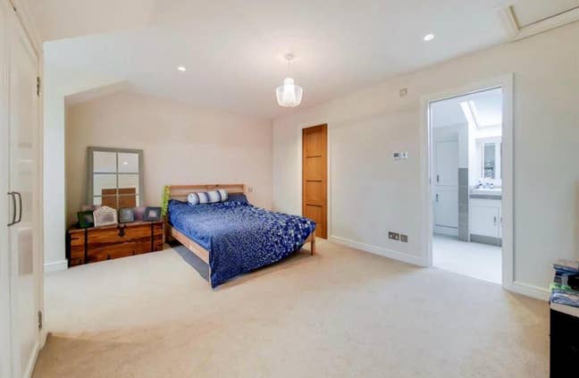 Huge bedroom with en-suite/ walk-in wardrobe Main Photo