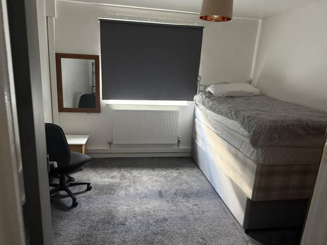 A furnished medium room available for immediate re Main Photo