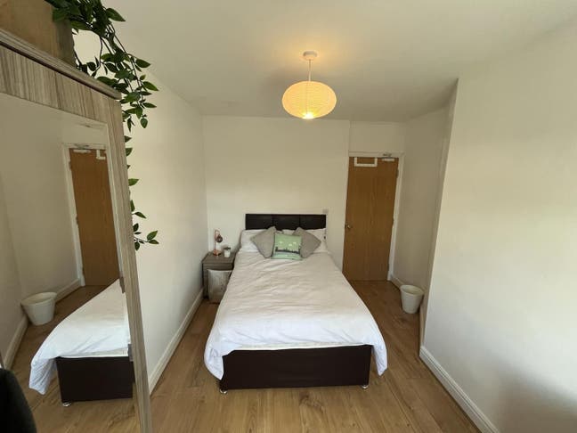 CR7-Double shaing FULLbathroom with 1 other! Main Photo