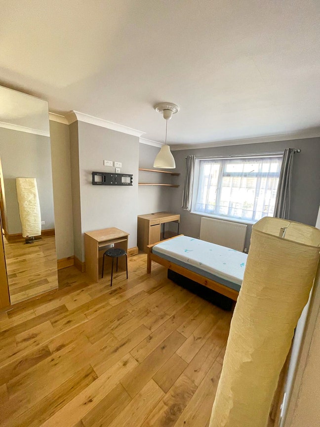 Large Double Room BR5 Orpington Bills Inc Male Pre Main Photo