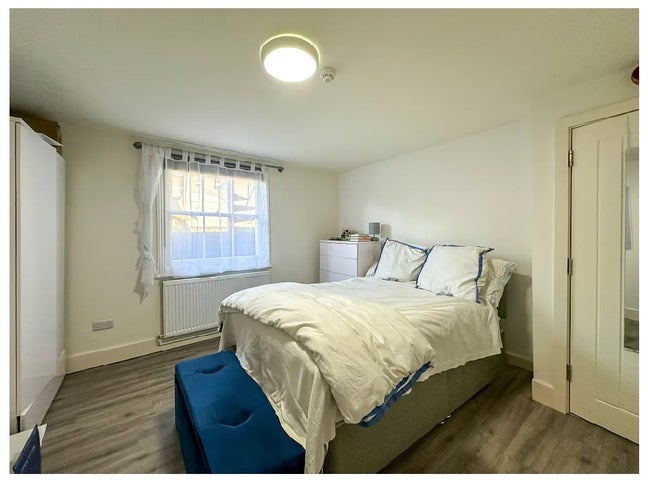 Lower ground floor self-contained apartment Main Photo