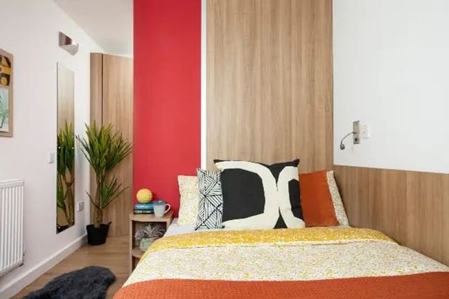 Ensuite room - North Lodge available for students Main Photo