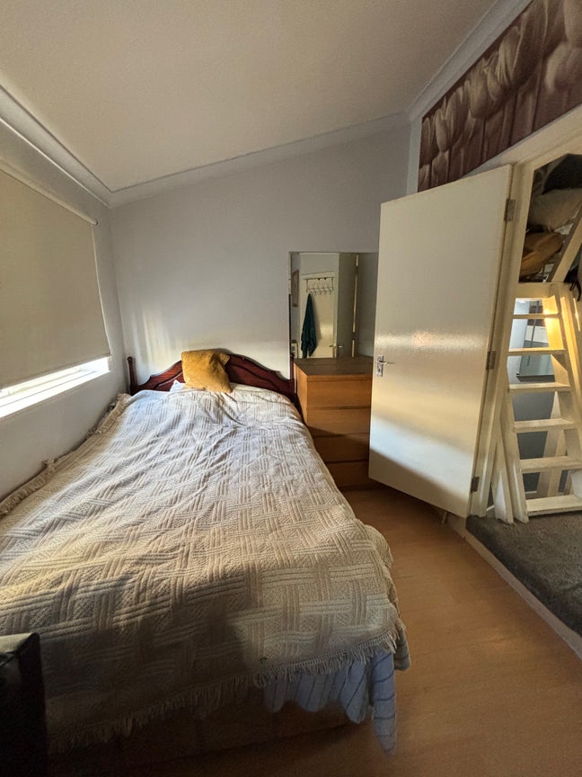 Searching for woman flatmate  Main Photo