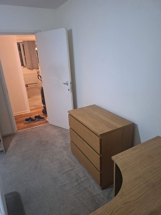 1 double bed in 2 bedroom flat  Main Photo