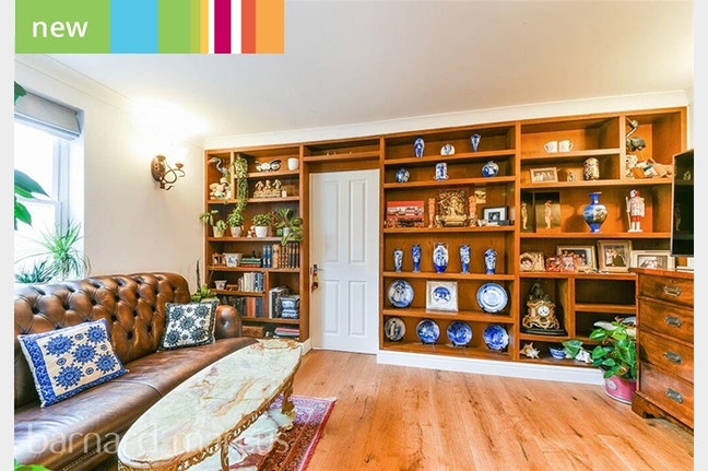 Stunning 1  bed top floor - roof/communal garden  Main Photo