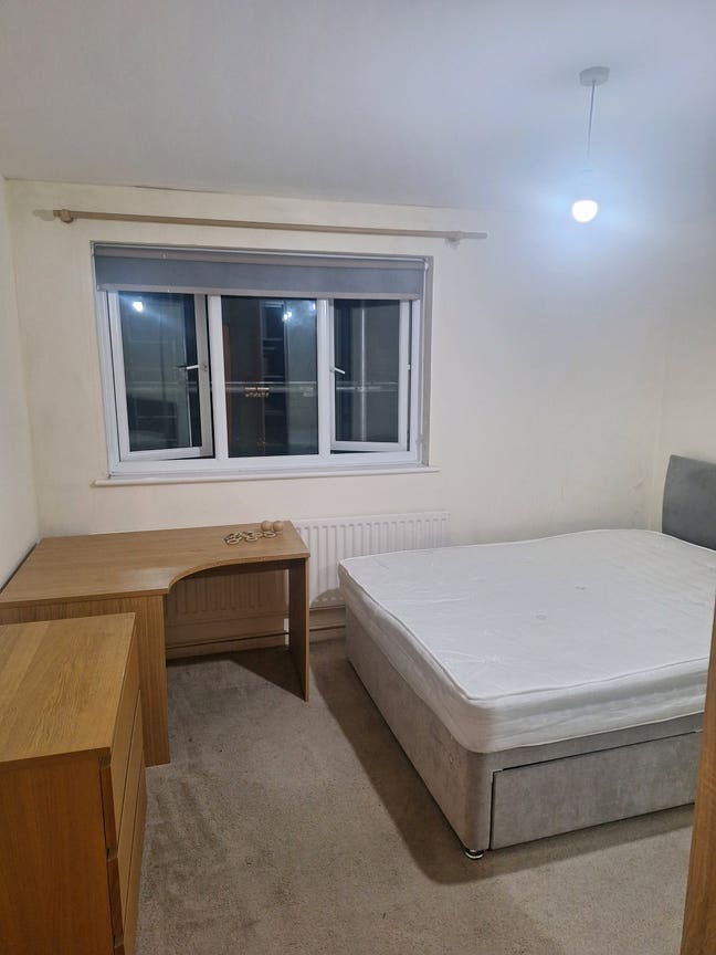 1 double bed in 2 bedroom flat  Main Photo