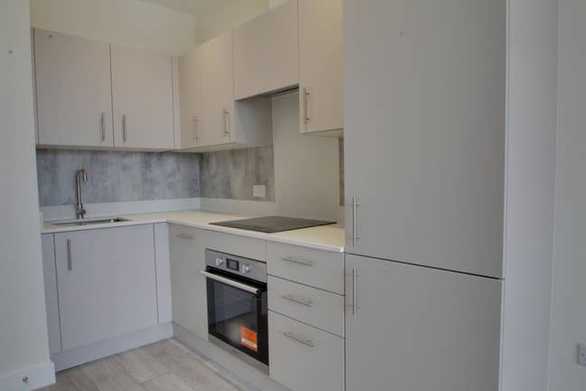 New Modern One Bedroom Apartment, Close to Cheam S Main Photo