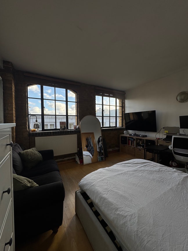 Bright, spacious, room in Dalston - £941  Main Photo