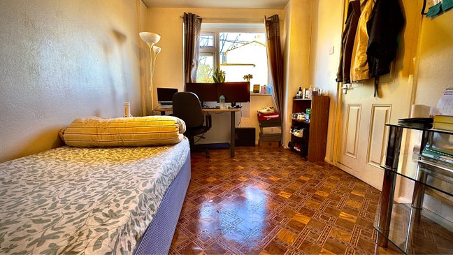 Double bedroom to rent ( short term ) Main Photo