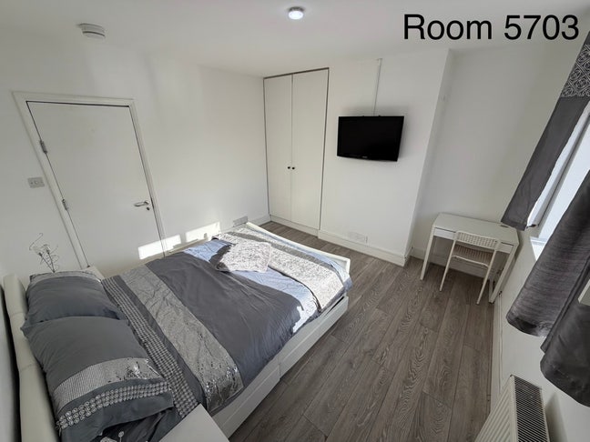 5703 Central Location - Large Double Room Ensuite  Main Photo