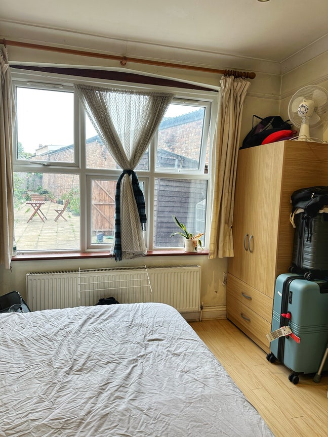 Sunny, fully furnished bedroom in Tooting!  Main Photo