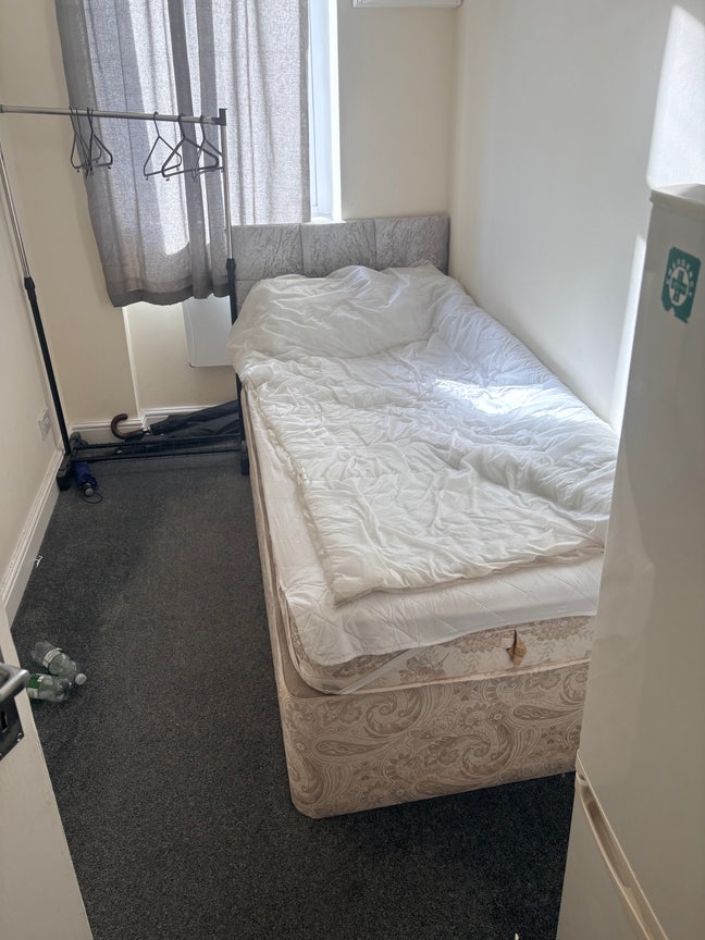 Furnished single room available, bills included. Main Photo