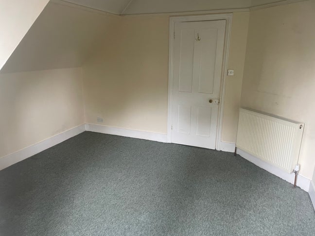 1 room available in Large property close to town Main Photo