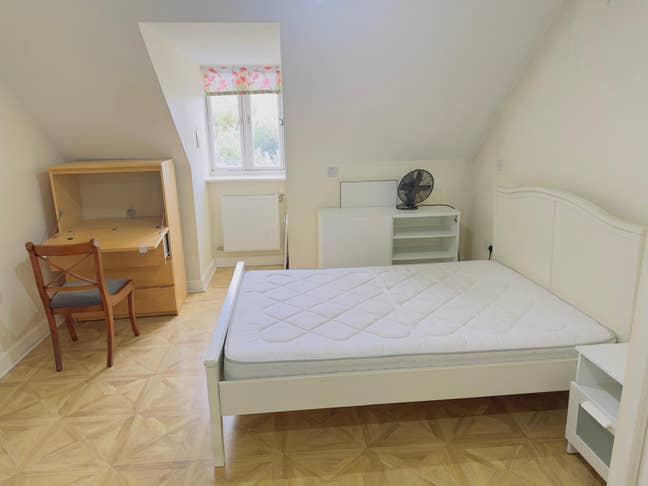 Ensuite Room Available in a 3 bed house Main Photo