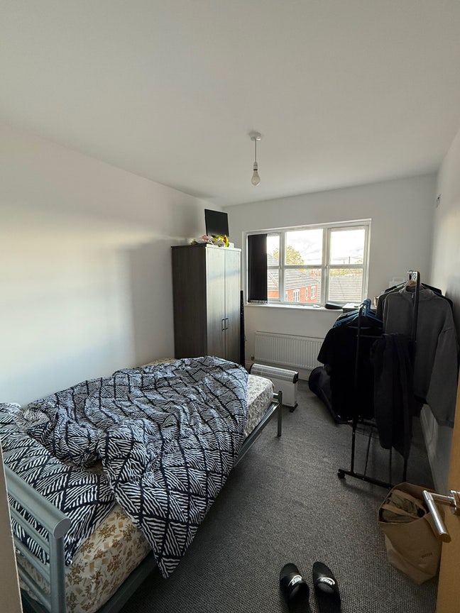 1 double bedroom with private bathroom to rent  Main Photo