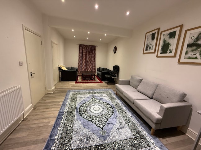 Nice Double Bedroom Available for Couples  Main Photo