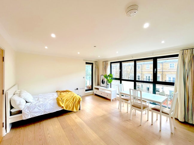 Modern XXL Room close to Camden Town | Balcony Main Photo