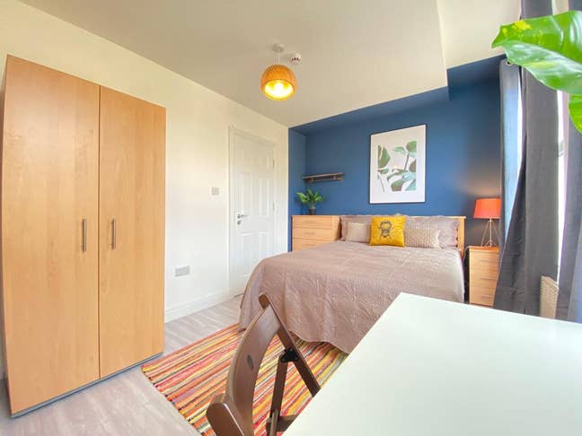 Bright & Airy Refurbished Double Ensuite Room Main Photo