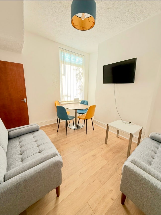 Rooms to rent in a cosy house share Main Photo