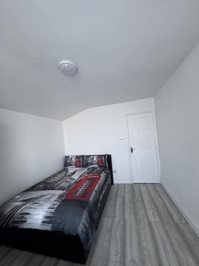 Big room with new furniture £700 Main Photo