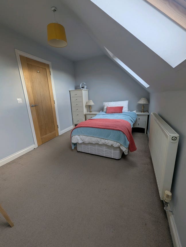 Single room available, 30 secs to train station Main Photo