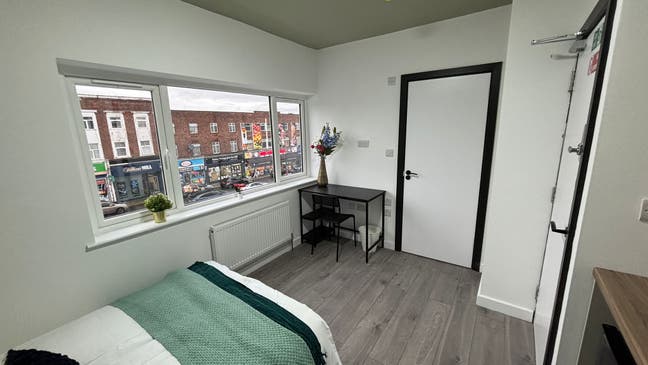 🌟 Stunning 5-Bedroom All-En-Suite House Share  Main Photo