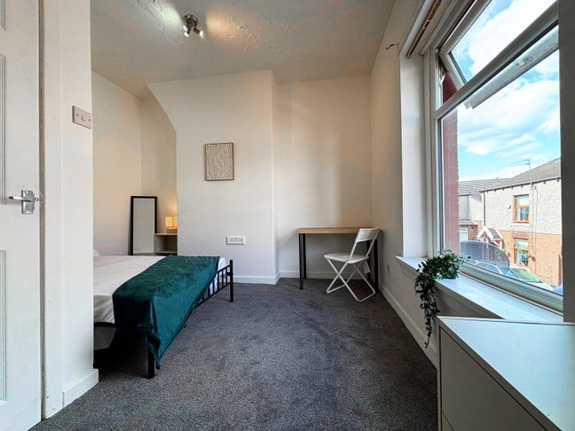 Brand New Rooms near Hollinwood Main Photo