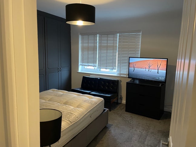 Newly Refurbed Double Room With Parking/Driveway Main Photo