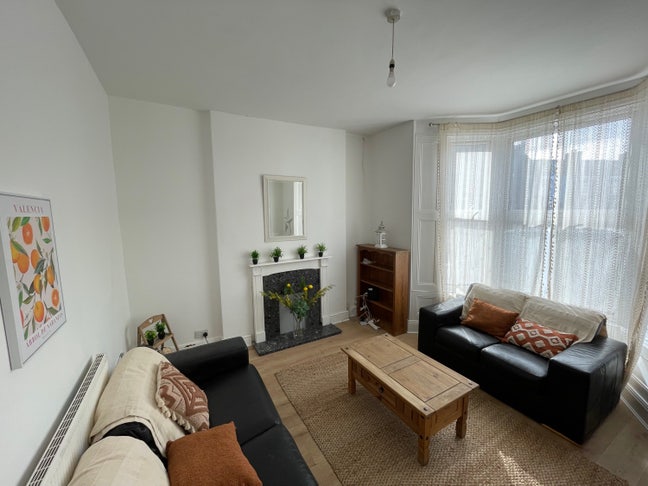 Spacious double room L7 in friendly house 🏡 Main Photo