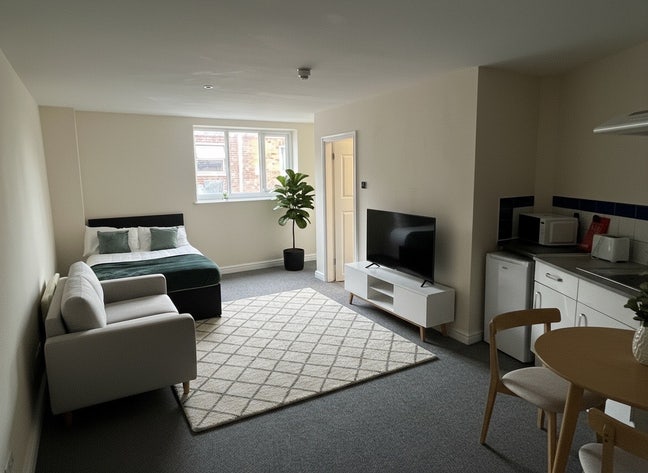 Modern NG1 city-centre studio flat fully furnished Main Photo