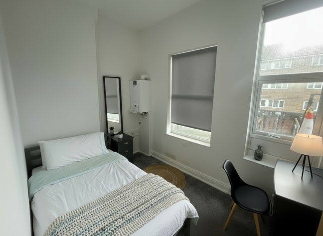 Double Room in Well-Maintained Radford HMO Main Photo