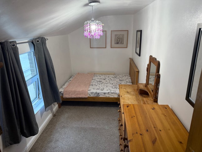 Large Double Room -Luxury House Romford  Main Photo