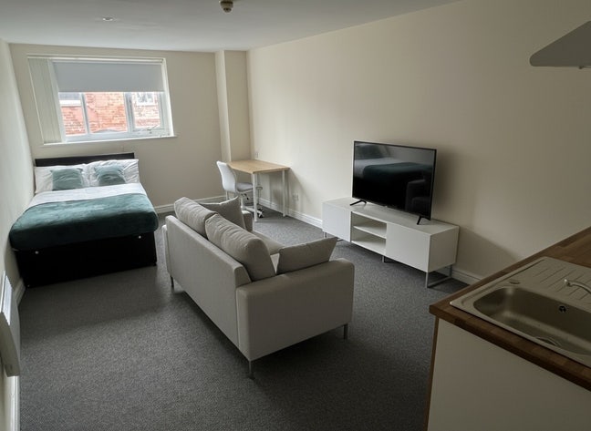 Stunning Studio Space w/ Kitchenette and En-Suite Main Photo