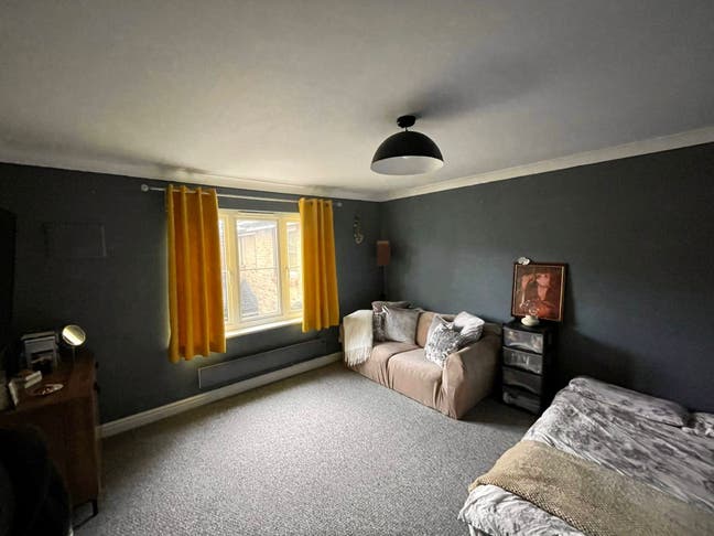 Large Double Room in a 2bedroom Flat Main Photo