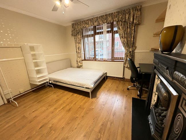 Low Deposit Option! Comfy Room,Homely Feel! Dudley Main Photo