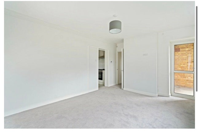 Beautifully Refurbished 2-Bedroom Flat Main Photo